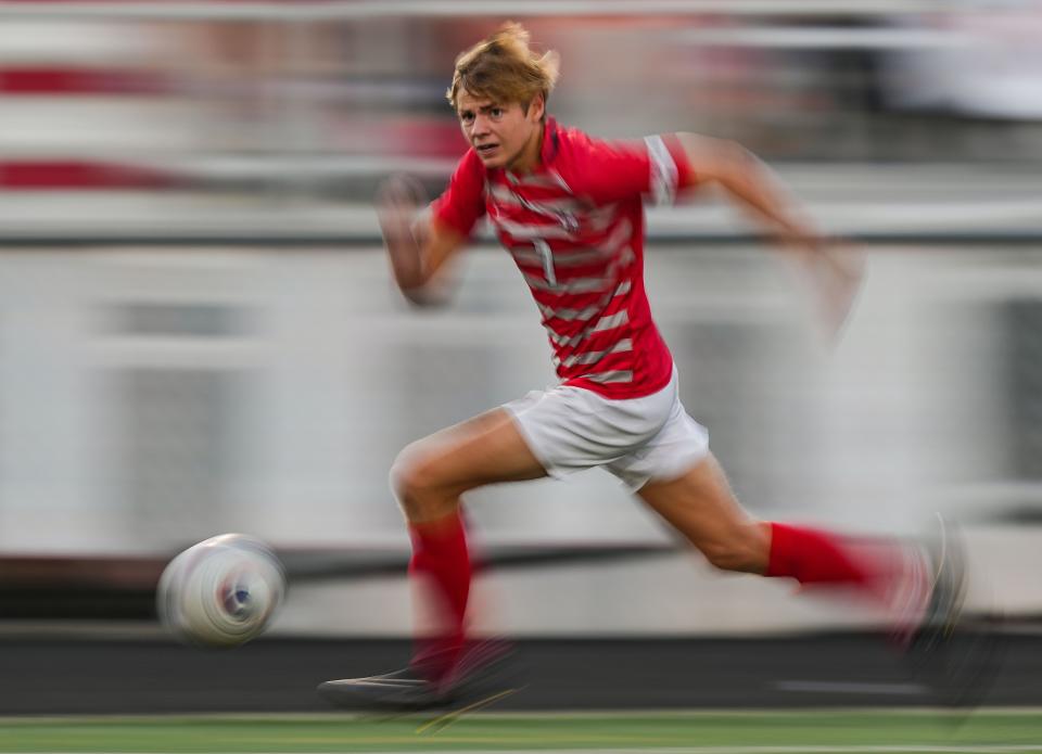 Fishers Tigers Kyle Clayton (7) rushes after the ball Wednesday, Oct. 5, 2022, at Fishers High School in Fishers. The Hamilton Southeastern Royals defeated the Fishers Tigers, 2-4. 
