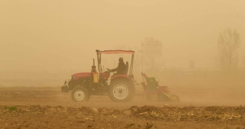 圖為寧夏農民冒著沙塵天氣播種玉米。（圖／新華社資料照片）