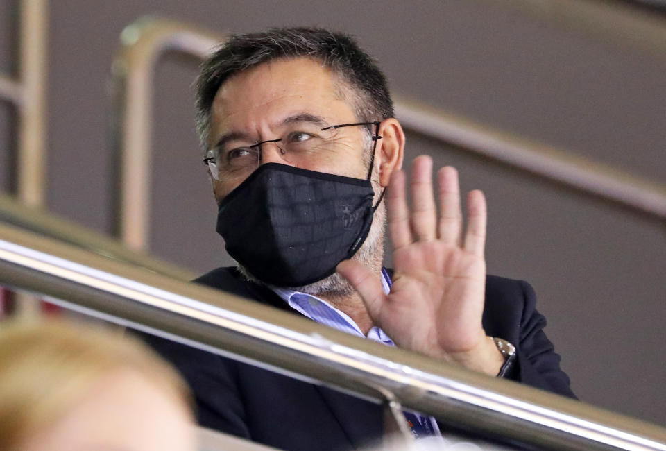 Josep Maria Bartomeu, en la grada, saluda con la mano durante un partido de baloncesto