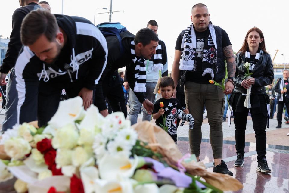 塞爾維亞民眾4日排隊向校園槍擊案罹難者獻上鮮花與蠟燭。路透社