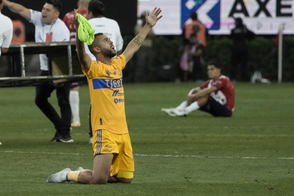 Nicolás Ibañez celebra la consagración de Tigres como campeón de la Liga MX tras vencer 3-2 a Guadalajara en la final de la Liga MX, el domingo 28 de mayo de 2023, en Guadalajara. (AP Foto/Eduardo Verdugo)