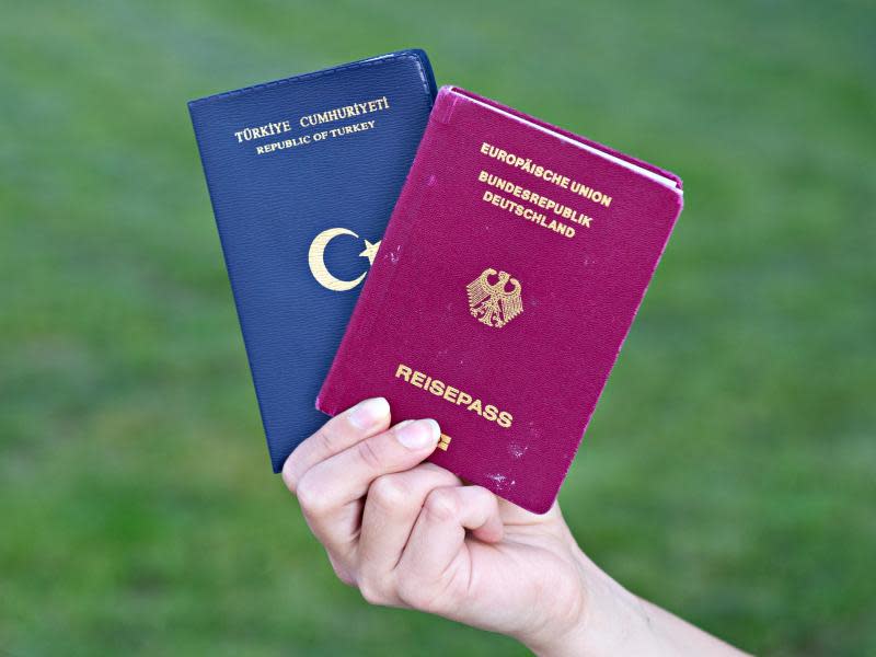 Türkischer und deutscher Reisepass: Das Thema Doppelpass sorgt für Unruhe in der Koalition. Foto: Daniel Bockwoldt/Archiv