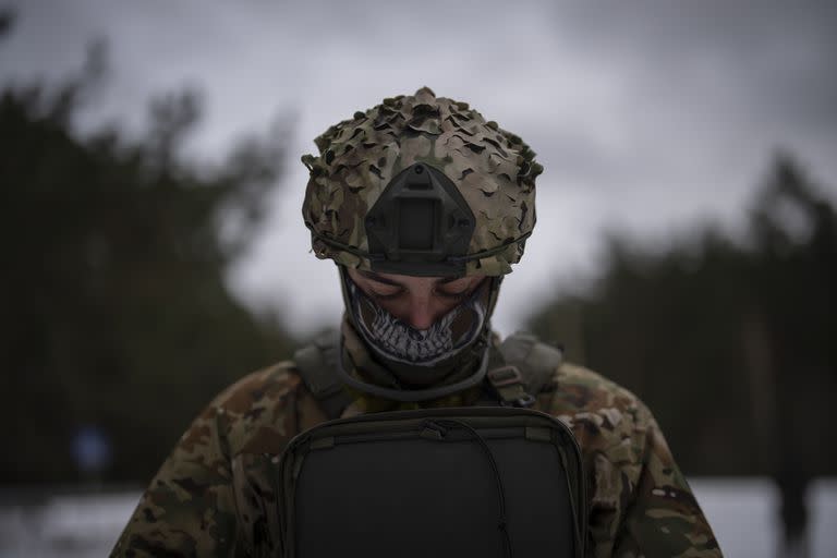 Un soldado ucraniano controla un dron cerca de la frontera con Bielorrusia, Ucrania, 1 de febrero de 2023. (AP Foto/Daniel Cole)