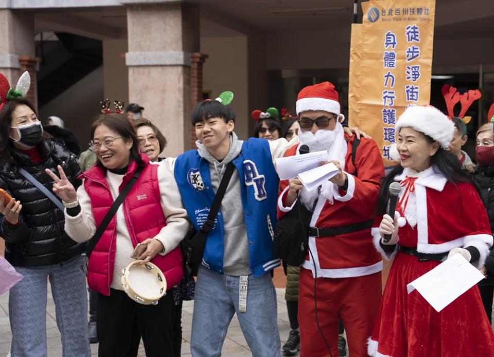 ▲淨街前快閃傳福音 引起現場民眾熱情參與。(圖/百川扶輪社提供)