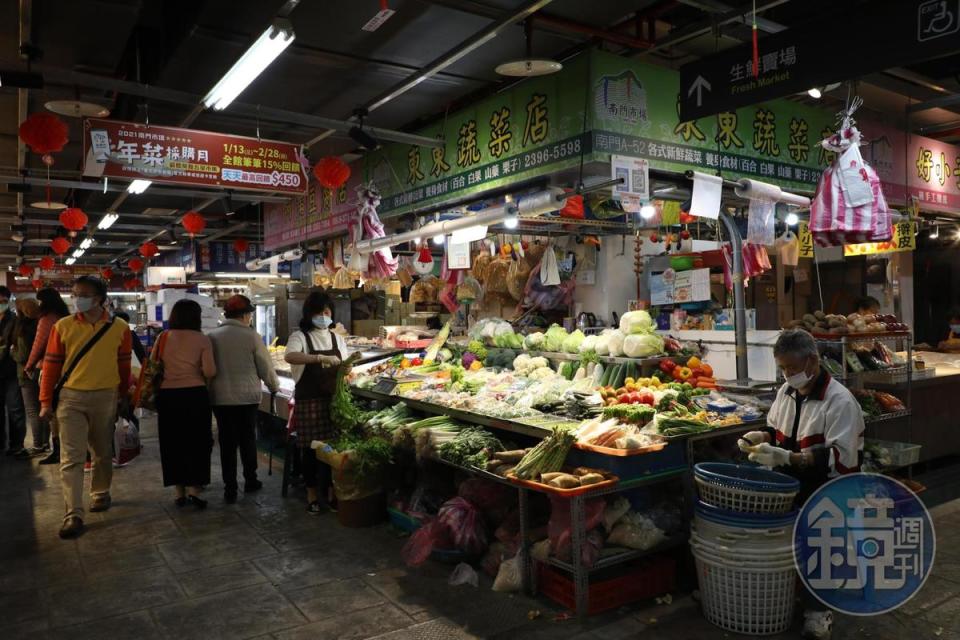 李秋東夫婦精心挑揀季節食材，讓「東東蔬菜店」成為到南門市場必逛的蔬菜選物店。（何宗昇攝）