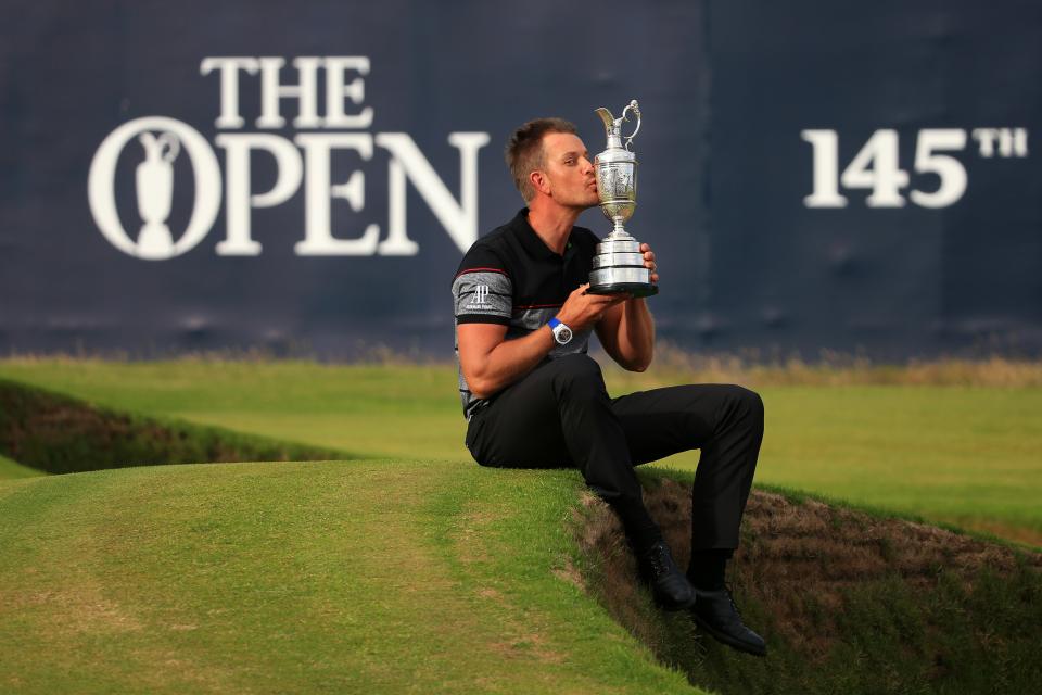 TROON, SCOTLAND - JULY 17:  Henrik Stenson of Sweden celebrates victory as he kisses the Claret Jug on the the 18th green after the final round on day four of the 145th Open Championship at Royal Troon on July 17, 2016 in Troon, Scotland. Henrik Stenson of Sweden finished 20 under for the tournament to claim the Open Championship.  (Photo by Matthew Lewis/Getty Images)