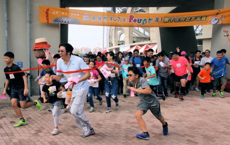 107年「Run 世運!親子定向越野競賽」各組參賽者家長與小孩奮力飛奔而出。高雄市運動發展局提供