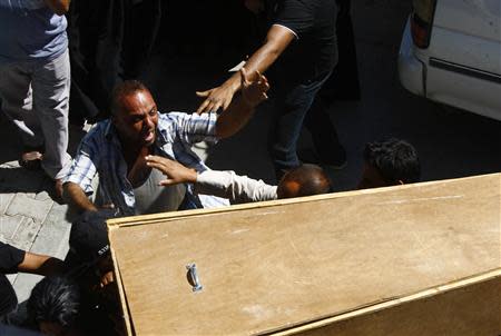 Mourners grieve during the funeral of a victim who was killed in Wednesday's bomb attacks on a Shi'ite mosque, in Najaf September 12, 2013. REUTERS/Alaa Al-Marjani