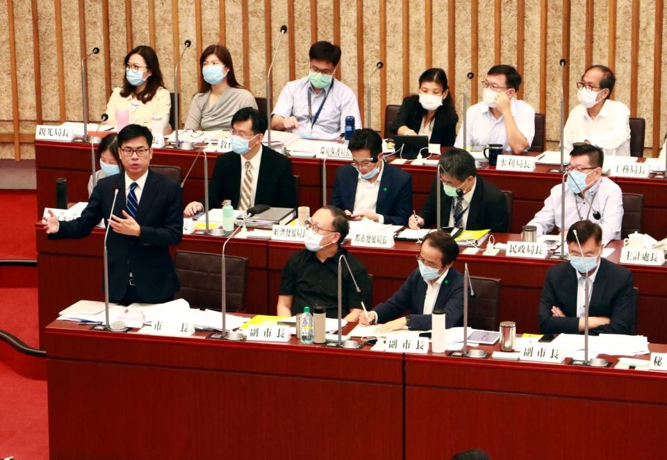 陳其邁(前排左一)在議會答詢表示輕軌若造成市區塞車即下台責任。(資料照片)   圖：高雄市政府/提供