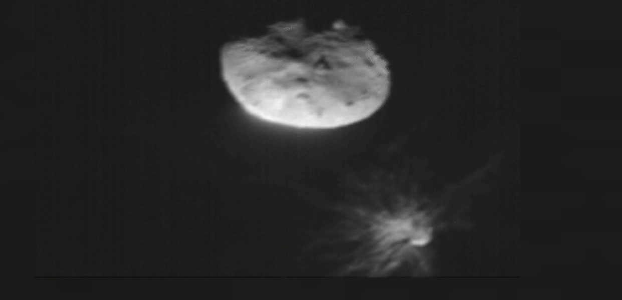 Imagen del sistema binario Didymos obtenida por la cámara LUKE del cubesat LICIACube de la Agencia Espacial Italiana (ASI), capturadas justo después del impacto de la nave espacial Double Asteroid Redirect Test (DART) de la NASA con el asteroide Dimorphos (situado abajo) el 27 de septiembre de 2022. ASI/NASA