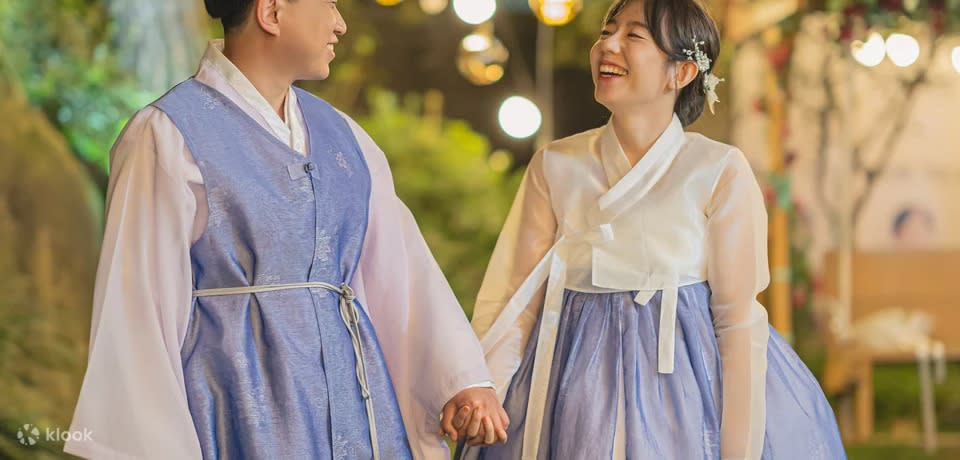 A couple in Hanbok Rental clothing.