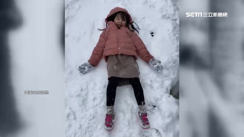 小妹妹躺在雪地上劃起雪天使。（圖／山友提供）