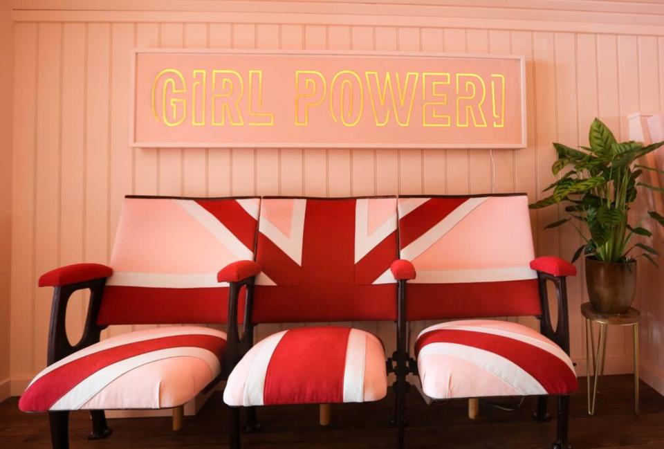 Esta es una de las zonas más llamativas de la planta baja con un cartel de luces de león con el texto Girl Power! iluminando unas butacas de cine rosa con la bandera de Reino Unido. (Foto: <a href="http://www.airbnb.co.uk/rooms/34270765?guests=1&adults=1&sl_alternate_dates_exclusion=true&source_impression_id=p3_1557931335_xqvRpDwmFxJ4lfxF&irgwc%5B%5D=1&irgwc%5B%5D=1&irclid%5B%5D=0phX9dyuexyJUdYwUx0Mo3EzUkl3jl3lh00wyA0&irclid%5B%5D=0Ed0FRyPnxyJUdYwUx0Mo3EzUkl3vPXlmR9ZR80&ircid%5B%5D=4560&ircid%5B%5D=4560&c%5B%5D=Skimbit%2C%20Ltd._290446&c%5B%5D=Skimbit%2C%20Ltd._290446&af%5B%5D=126295512&af%5B%5D=126295512" rel="nofollow noopener" target="_blank" data-ylk="slk:Airbnb;elm:context_link;itc:0;sec:content-canvas" class="link ">Airbnb</a>).