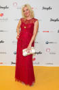 Lady in Red: Eva Habermann wählte ein fließendes Kleid in auffälligem Rot. Lippen und Nägel erstrahlten ebenfalls in der Farbe der Verführung. (Bild-Copyright: Guido Ohlenbostel/AP)