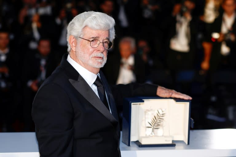 El director de cine estadounidense George Lucas posa con la Palma de Oro Honorífica el 25 de mayo de 2024 en el Festrival de Cannes, en Francia (Sameer al Doumy)