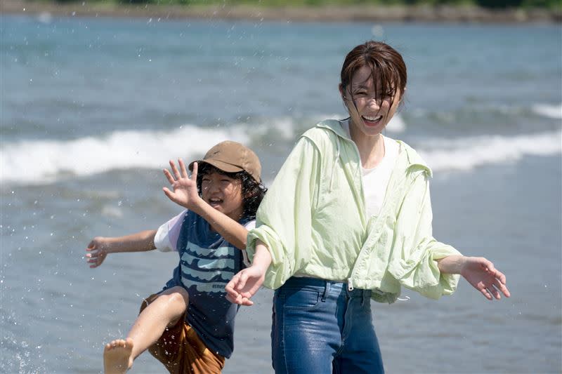 邵雨薇飾演單親媽媽，王柏傑感化相戀。（圖／Netflix提供）