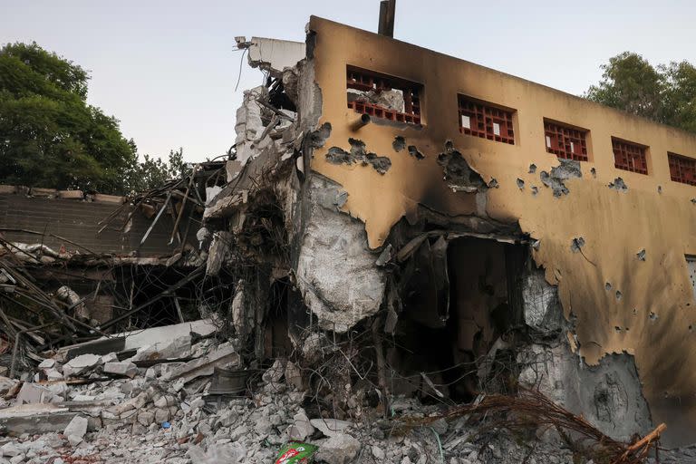 Una casa destruida en el kibutz Be'eri (Photo by Menahem KAHANA / AFP)