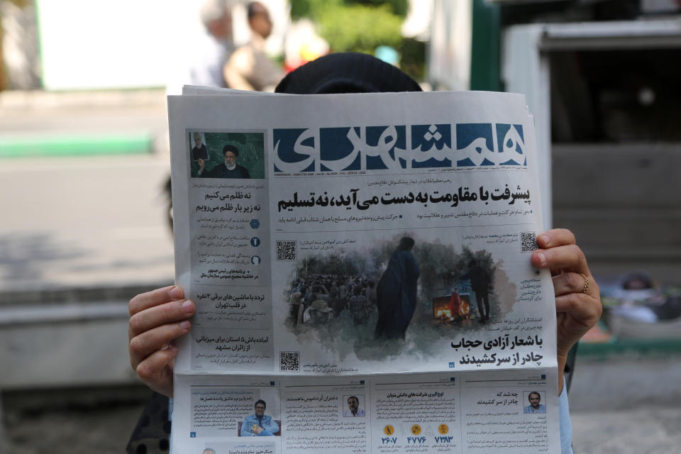 伊朗女子艾米尼（Mahsa Amini）因未戴好頭巾，被宗教警察逮捕後慘死，駭人事件成為當地頭條新聞。圖片來源： Getty Images，9/22