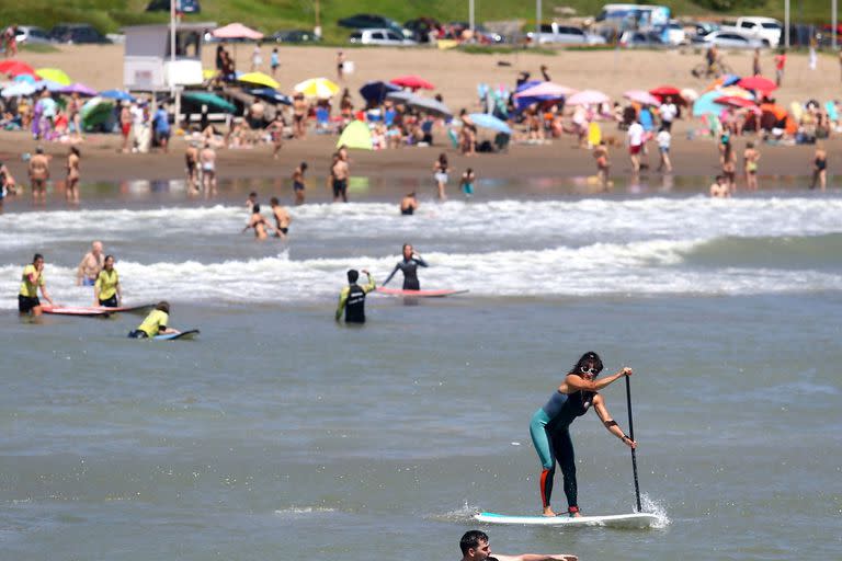 Fin de semana largo en Mar del Plata, protesta de ambientalistas , playa y llegada de turistas a la Felíz