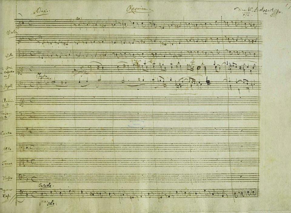 Sección de una página del manuscrito del Réquiem de W.A. Mozart, K 626. (1791), que muestra el encabezamiento de Mozart para el primer movimiento.