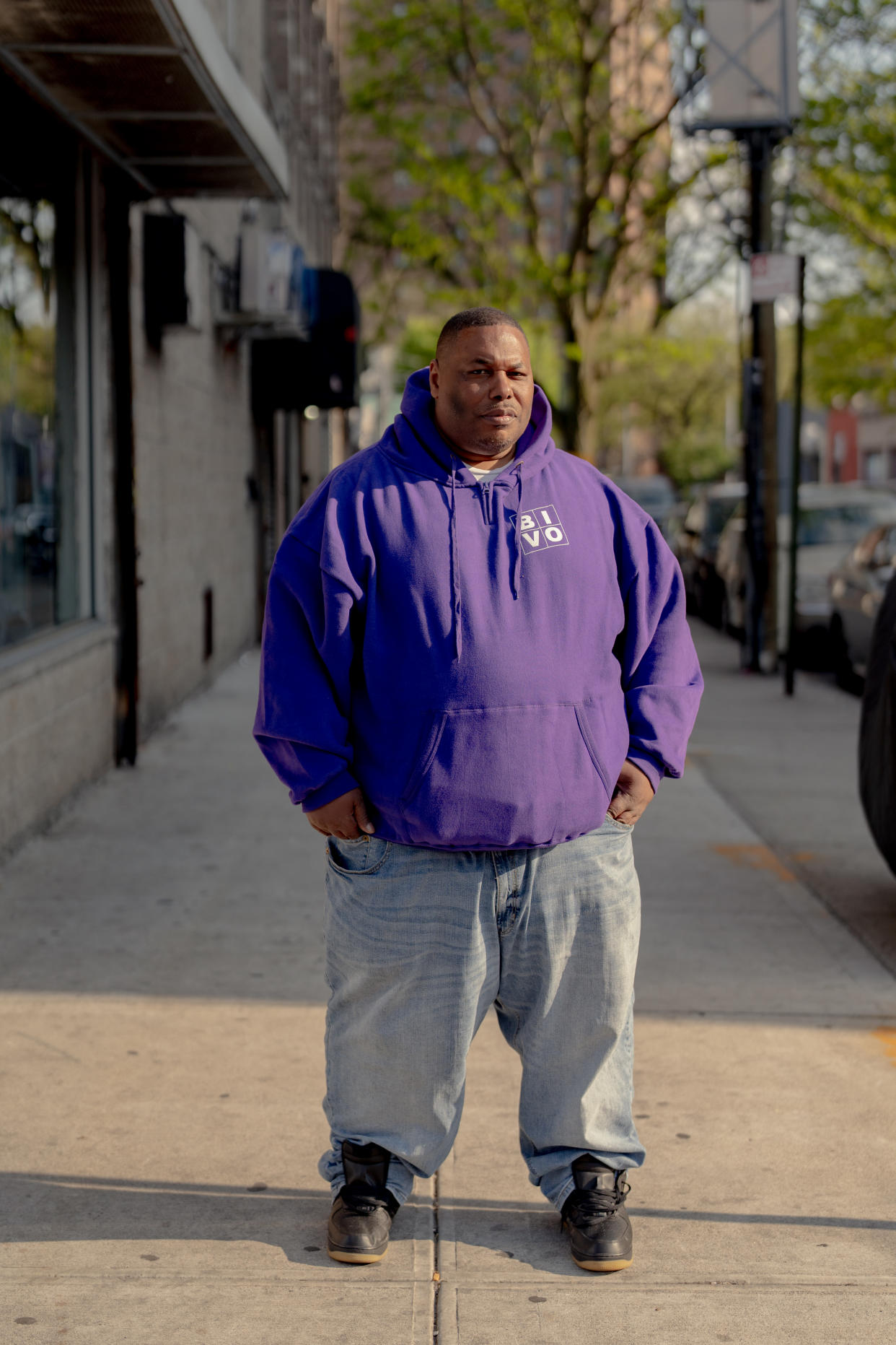 Los residentes vigilan sus calles, en una iniciativa destinada a ayudar a la propia policía de la comunidad, en el barrio de Brownsville de Brooklyn, el 27 de abril de 2023. (Amir Hamja/The New York Times)
