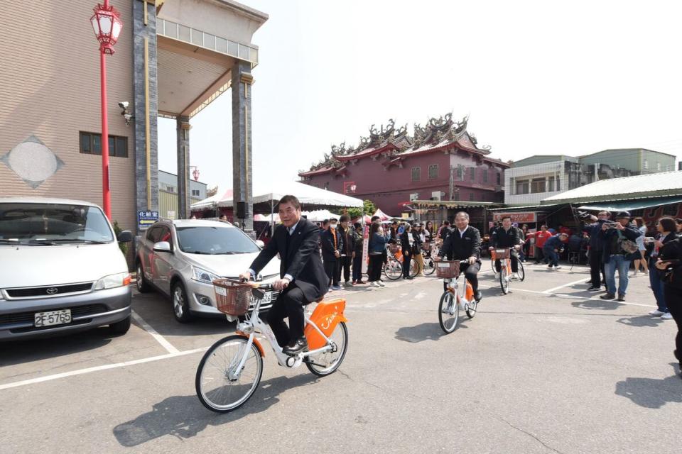 縣長鍾東錦領騎體驗嶄新的電輔車，輕騎繞場一周。圖/苗栗縣政府提供