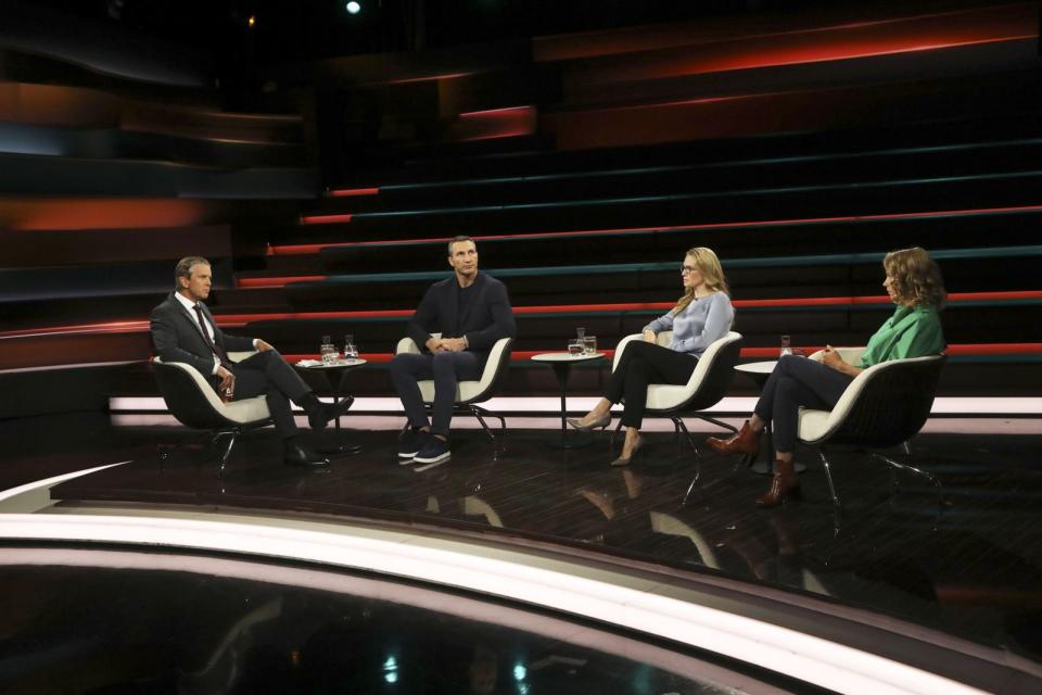 Markus Lanz (links) sprach am Dienstagabend mit (von links) Ex-Boxweltmeister Wladimir Klitschko, Unternehmerin Tatjana Kiel und Journalisten Olivia Kortas über den Krieg in der Ukraine.  (Bild: ZDF / Cornelia Lehmann)