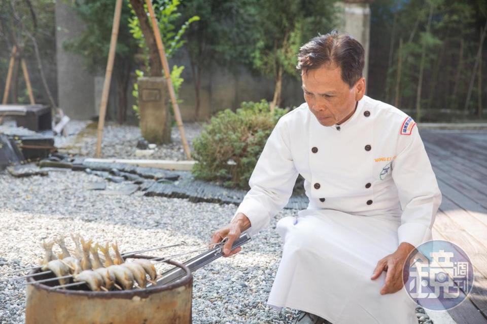 有「南霸天辦桌王」之稱的台南總舖師汪義勇「阿勇師」在戶外現烤香魚。