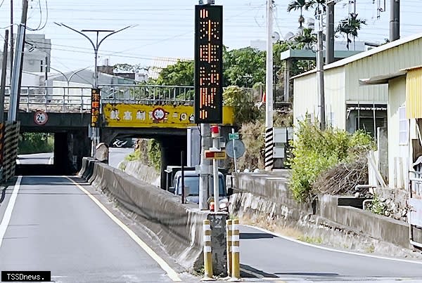 南市仁德區保安路潭稅橋增設逆向警示設施，有車逆向看板立即顯示來車誤闖提醒文字，藉此加強警示。（記者李嘉祥攝）