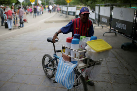 A man sells coffee at the Simon Bolivar international bridge in Cucuta, Colombia December 1, 2016. REUTERS/Marco Bello