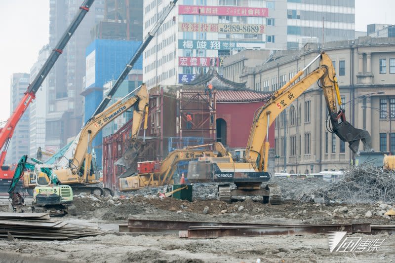 北市府利用春節期間拆除忠孝橋引橋，工程進度大幅超前，原先為古蹟北門保護的「金鐘罩」已由工人開始拆除。（林俊耀攝）