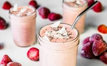 An einem warmen Sommertag ist ein Erdbeer-Kokos-Smoothie eine Wohltat. Gemixt wird der Drink mit Butter- oder Kokosmilch und über Nacht eingeweichten Haferflocken, Chia-Samen und Maca-Pulver. (Bild: iStock / Kris S)