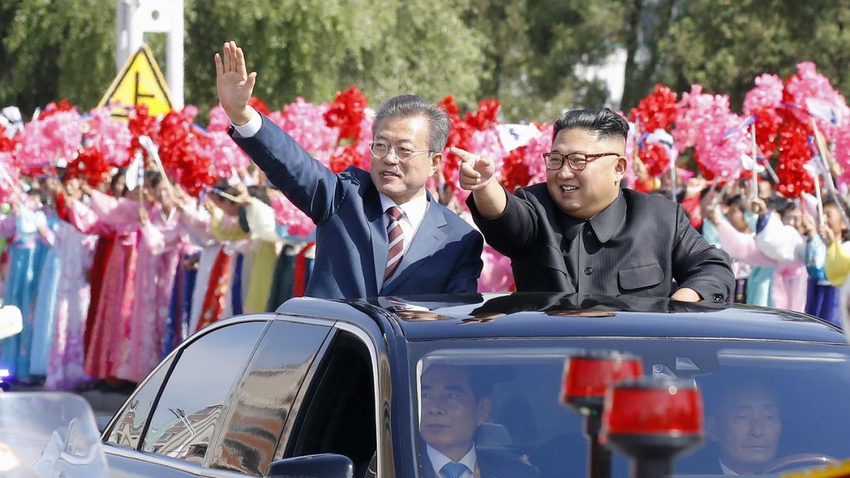 Südkoreas Präsident Moon Jae In (l) und Nordkoreas Machthaber Kim Jong Un fahren durch Pjöngjang. Foto: kyodo