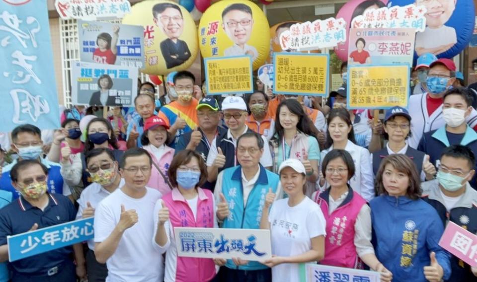 國民黨提名屏東縣長參選人蘇清泉（中），昨天由羅智強（左三）、高金素梅（右四）等人陪同完成參選登記。（記者毛莉攝）