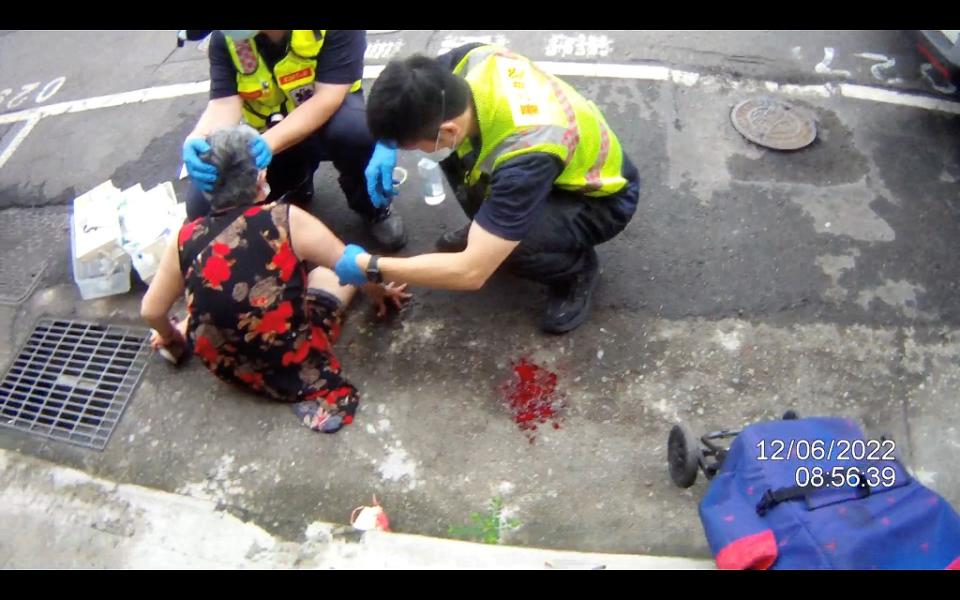 圖片說明：日前八旬老婦自摔滿臉血，中市警第二分局立人派出所員警速通報協助就醫無礙。(記者謝榮浤翻攝)