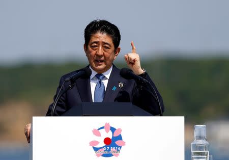 El primer ministro japónes Shinzo Abe da una conferencia de prensa en la cumbre del G7, en Shima, Japón. 27 de mayo de 2016. El Grupo de las Siete economías más avanzadas del mundo prometió el viernes impulsar un crecimiento sólido, al tiempo que intentó aplacar las diferencias sobre políticas cambiarias y de estímulo monetario, al concluir una cumbre en la ciudad japonesa de Ise-Shima. REUTERS/Issei Kato