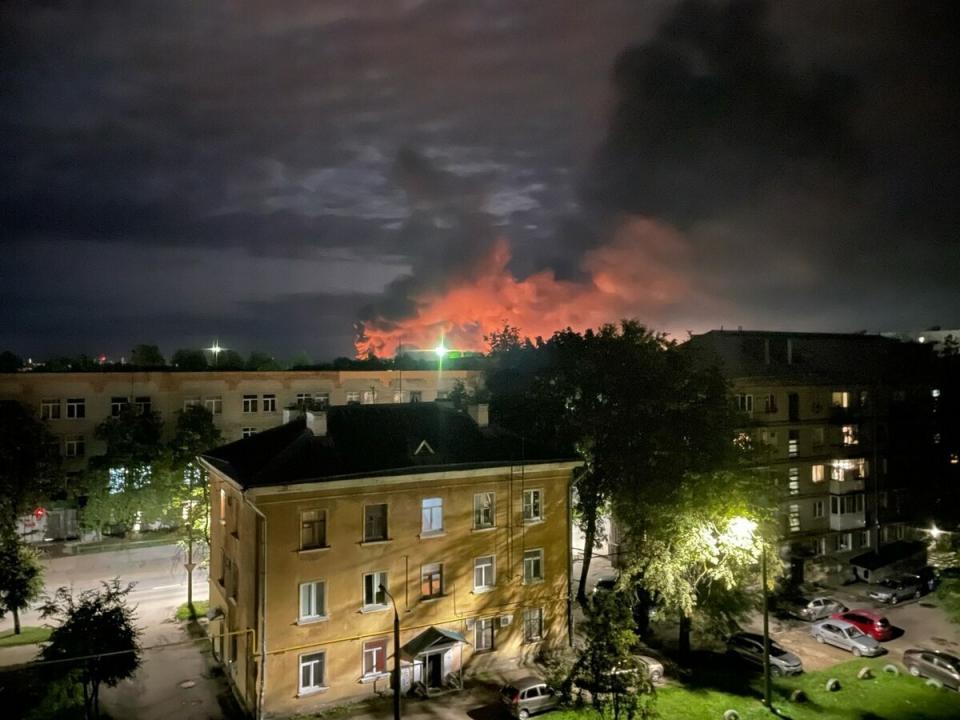 今（30）日凌晨俄境內 6 個地區遭襲擊，多地燃燒起火。外媒報導稱此為去年開戰以來，烏軍對俄最大規模的無人機攻勢。   圖：擷取自「X」（原推特）@NOELreport