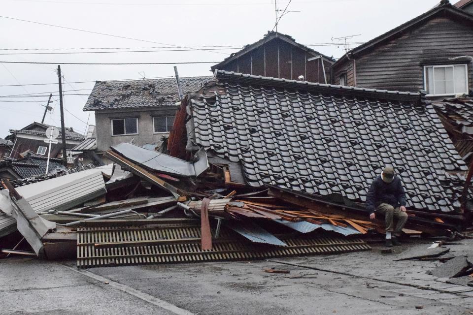 日本石川縣能登半島一帶在2024元旦發生規模7.6強震，大量房屋倒塌，更有居民不幸傷亡。（Photo by STR/JIJI Press/AFP via Getty Images）