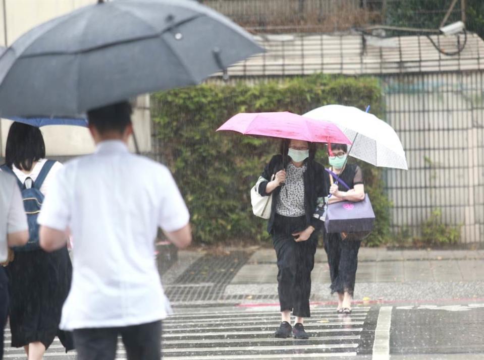 今天是24節氣的「小寒」，晚間起將變天全台降溫轉雨，雨勢將持續到周五，同時明天至周日東北季風增強，北台灣涼冷，中南部也轉涼。(資料照)