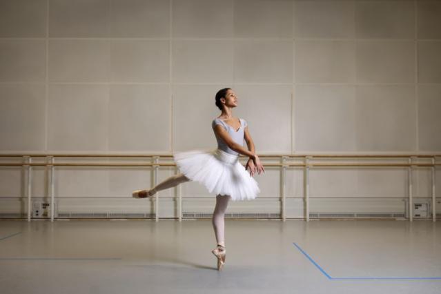 Ballerina Francesca Hayward leaps from stage to screen in 'Cats'