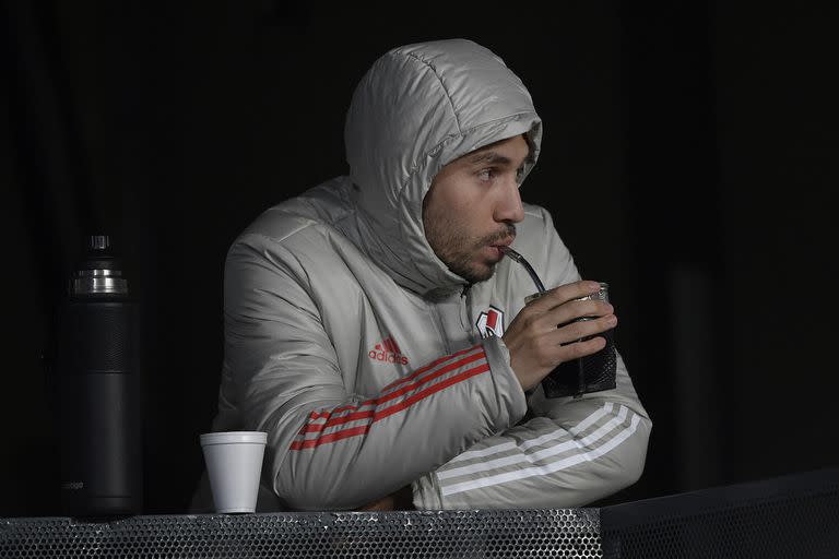 Gonzalo Montiel, antes de despedirse de River, viendo desde un costado el partido que su (ex) equipo perdió ante Mineiro, en el Monumental, por la Copa Libertadores