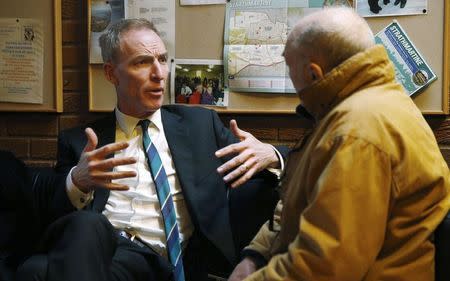 Scotland's Labour Party leader Jim Murphy debates issues with a Yes voter while campaigning in Dundee, Scotland January 19, 2015. REUTERS/Russell Cheyne