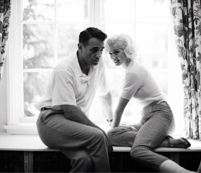 fotograma de 'Blonde' con Ana de Armas y Bobby Cannavale como Marilyn y DiMaggio