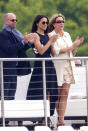<p>Meghan a choisi une robe noire toute simple pour applaudir le prince lors d’un match de polo.<br><em>[Photo : Rex]</em> </p>