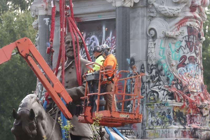 Most cities are removing their Confederate statues. Not Florida. Here, workers crane down the statue of American-Confederate general Robert E. Lee, a symbol of white supremacy, from its pedestal in Virginia. Bob Karp/ZUMA Press Wire/dpa