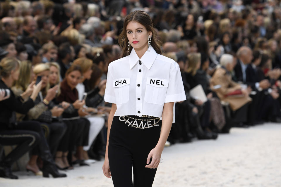 <p>Auch dieses Mal war Kaia Gerber, Karl Lagerfelds neue Muse und Tochter von Cindy Crawford, auf dem Chanel-Catwalk zu sehen. Die 17-Jährige trug eine kurze Baumwollbluse im Military-Look, dazu eine schwarze Stoffhose, sowie einen mit Strass besetzten Chanel-Kettengürtel um die Hüfte. (Bild: Getty Images) </p>