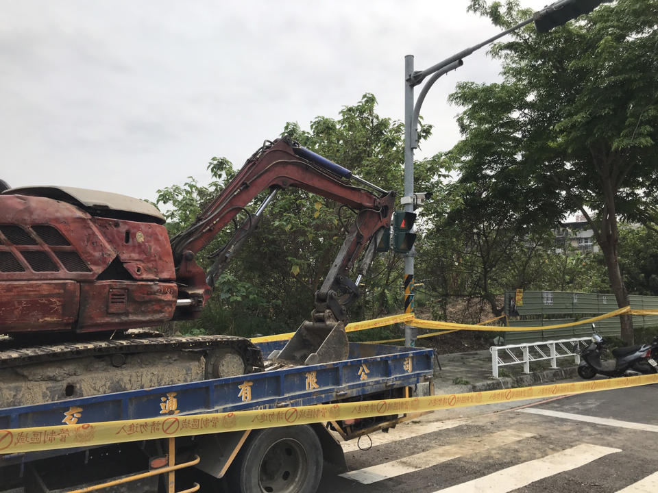 高雄捷運橋頭糖廠站前一號出口外的空地，2日被工人挖出膠桶內塞有腐屍，尚待警方進一步辨識性別，警方封鎖現場調查中。（中央社/警方提供）