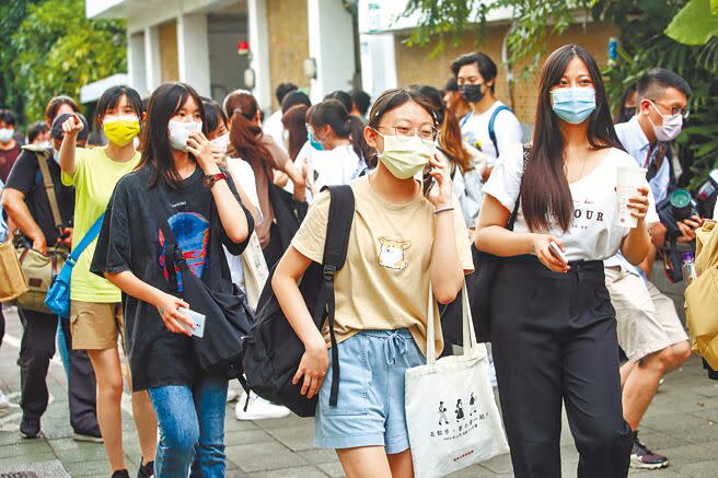 大學入學考試分科測驗結束，應試同學開心地步出考場。（鄧博仁攝）