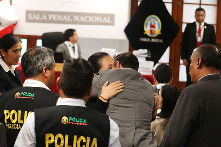 Opposition leader Keiko Fujimori hugs her husband Mark Vito after a judge ordered her back to jail pending a trial over allegations she used her conservative party to launder money for Brazilian construction company Odebrecht in Lima, Peru October 31, 2018. REUTERS/Mariana Bazo/Pool