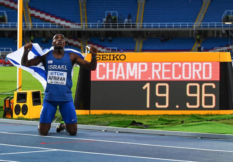 Blessing Afrifah posa con el cartel de su tiempo (récord del torneo) tras ganar los 200 metros en el Mundial de Atletismo que se desarrolla en Cali, Colombia